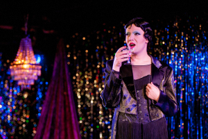 EINER, DER LIEBTE, STIRBT NICHT AUS DER ZEIT (Karten verfügbar)