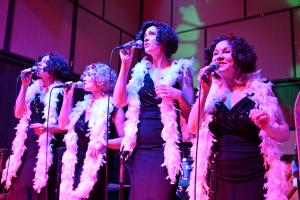 A SWINGIN‘ NIGHT Vorweihnachtlicher Vokal-Zauber mit The Funny Valentines (Karten verfügbar)